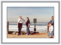 california012 * 19 Ian 2001- San Diego
Pe promenada, cu spatele la ocean, impreuna cu Cristi - ghidul nostru din acea dimineata de vineri (care la ei este totusi zi lucratoare asa ca Lili era la servici).
 * 2373 x 1579 * (409KB)