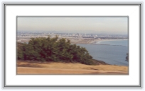 california019 * 19 Ian 2001- San Diego
Pe o colina, de unde se vedea portul orasului San Diego si o parte a orasului, inclusiv zgarie norii - care exista probabil in toate centrele administrative ale marilor orase americane. * 2336 x 1248 * (1.22MB)