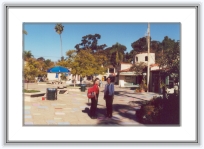 california027 * 20 Ian 2001- San Diego
In centrul parcului, o piateta pavata cu mozaic, cu magazine de arta si suveniruri... * 2379 x 1568 * (2.01MB)